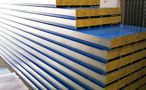 你知道聚氨酯封邊巖棉屋面夾芯板優(yōu)點(diǎn)嗎？